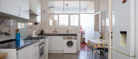 Kühlschrank, Mikrowelle, Herdplatte, Toaster