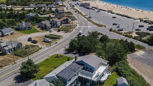 Zona residencial a la costa, amb cases, una platja i un camí.