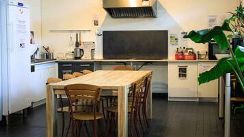 Grand réfrigérateur, micro-ondes, four, plaque de cuisson