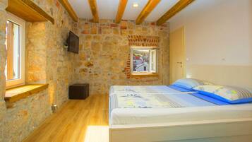 4 bedrooms, in-room safe, iron/ironing board, travel crib