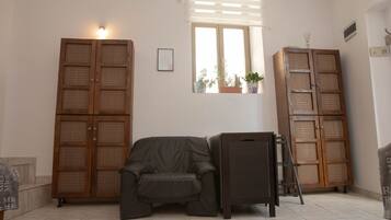 Family Apartment, City View | In-room dining