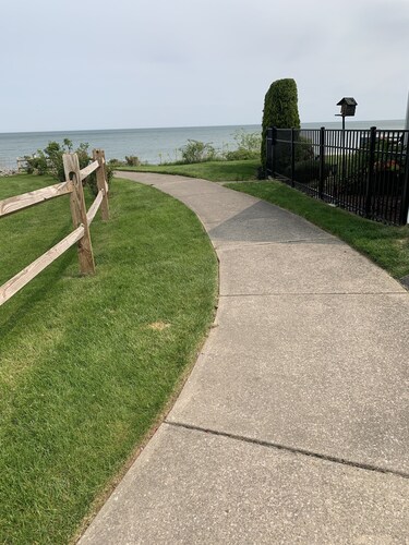 Beautiful Lake home, Private Beach with a 5-minute walk to the Public Beach Area