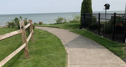 Beautiful Lake home, Private Beach with a 5-minute walk to the Public Beach Area