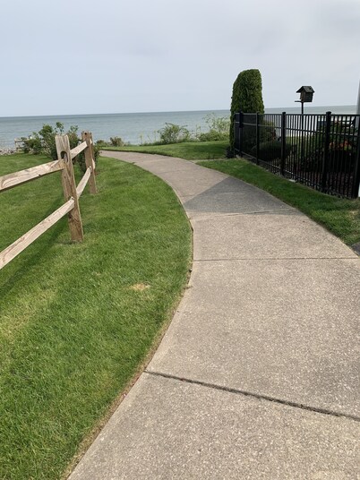 Beautiful Lake home, Private Beach with a 5-minute walk to the Public Beach Area