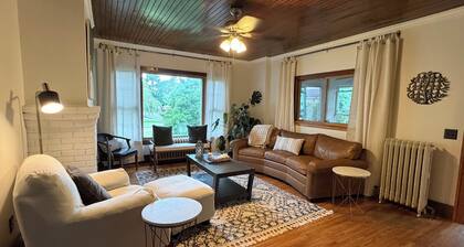 Beautiful Lake home-5 minute walk to the Public Beach Area,