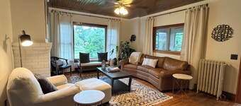 Beautiful Lake home-5 minute walk to the Public Beach Area,
