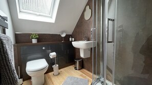 Douche, sèche-cheveux, serviettes fournies
