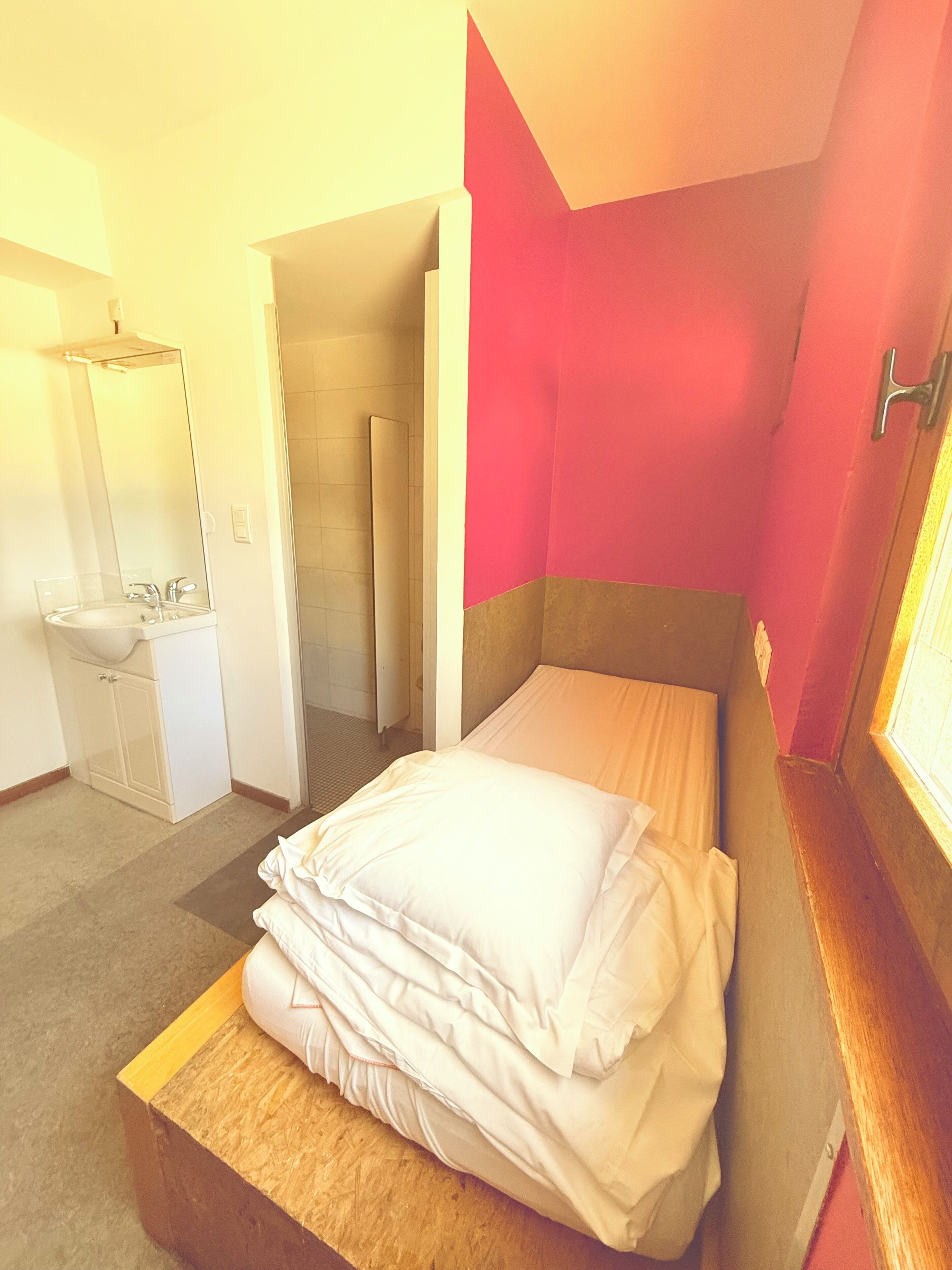 Single Room with Ensuite Shower - Shared Toilets | ベッドシーツ