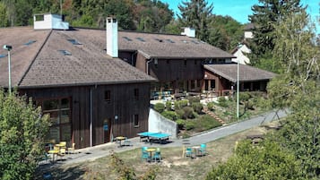 Vista frontal de la propiedad
