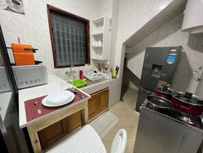 ثلاجة، ميكروويف، فرن، ماكينة لصنع القهوة/الشاي