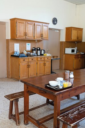 Free daily continental breakfast  - Auberge de Jeunesse HI Arles (Arles)