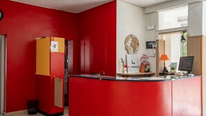 Una zona de recepción con un mostrador rojo, un globo decorativo y un letrero que dice HI! FRANCE.
