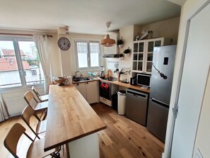 Private kitchen - Magnificent, cosy apartment just outside Paris. (Malakoff)