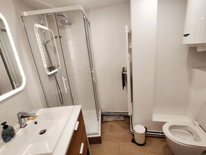 Douche, serviettes fournies