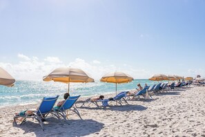 Plage, sable blanc, chaises longues, serviettes de plage