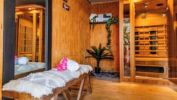 Un sauna, masajes con piedras calientes, masajes de tejido profundo