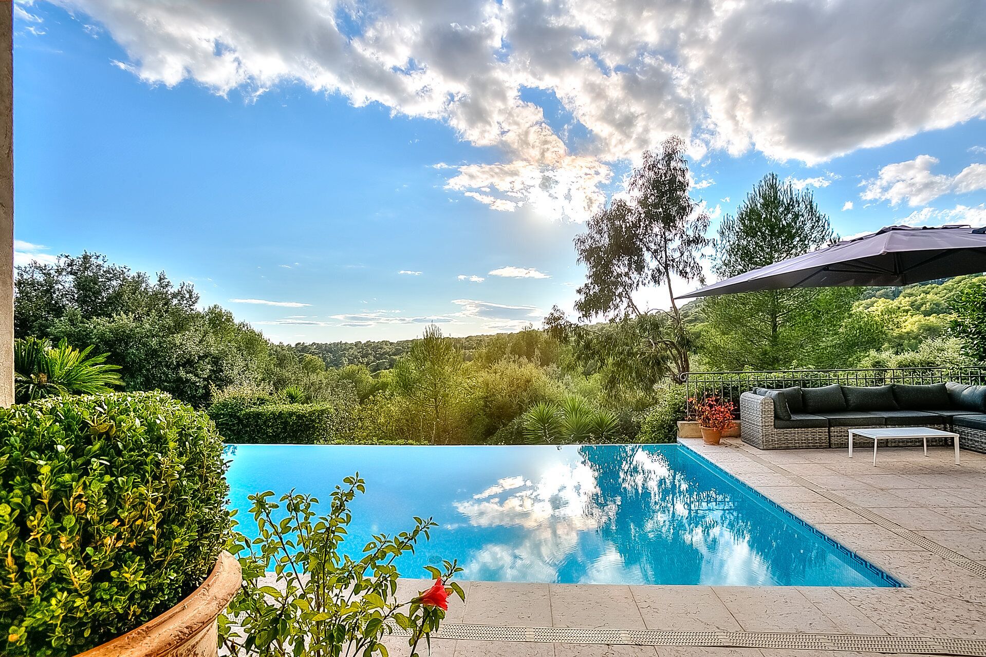 Una piscina al aire libre