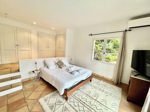 6 bedrooms, desk, iron/ironing board, free WiFi