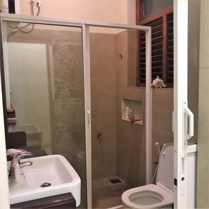 Douche, sĂšche-cheveux, bidet, serviettes fournies