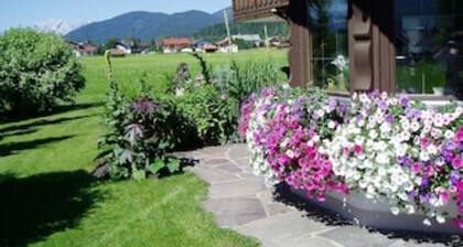 Surrounded by meadows, panoramic view, sunny balconies, quiet central location