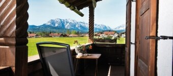 Surrounded by meadows, panoramic view, sunny balconies, quiet central location