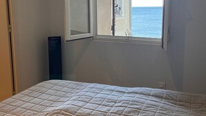 A bedroom with a bed, a window, and a thermostat. - 20. Bright & lovely apt with incredible sea view, in the heart of the old town (Antibes)