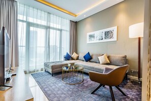 럭셔리 아파트 | 거실 공간 | 케이블 채널 시청이 가능한 56인치 스마트 TV, TV, 넷플릭스