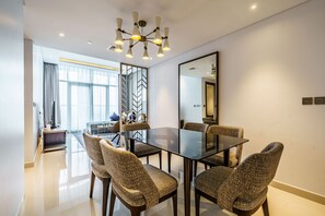 Căn hộ Cao cấp | Khu vực ăn uống tại phòng
