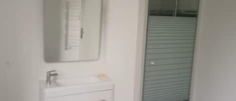 Regadera, secadora de cabello, toallas, jabón