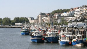 A marina with numerous boats docked, surrounded by buildings and a clear sky. - Auberge de Jeunesse HI Boulogne-sur-Mer (Boulogne-sur-Mer)