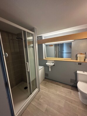 Bathtub, hair dryer, toilet paper - Auberge de Jeunesse HI Boulogne-sur-Mer (Boulogne-sur-Mer)
