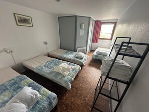 Habitación cuádruple, baño privado | Ropa de cama