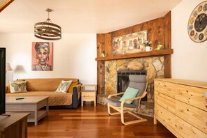 Smart TV, fireplace