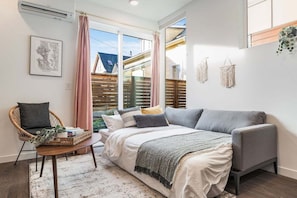 2 bedrooms, iron/ironing board, free WiFi, bed sheets - Perch - Centro Guesthouse E: Cozy Townhome w/ Parking, Deck & Pet Friendly (Seattle)