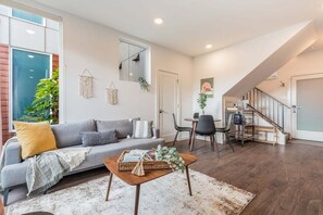 Smart TV, books - Perch - Centro Guesthouse E: Cozy Townhome w/ Parking, Deck & Pet Friendly (Seattle)