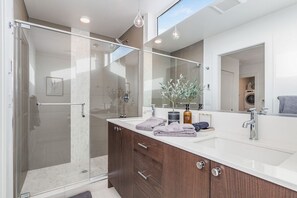 Badewanne, Haartrockner, Handtücher