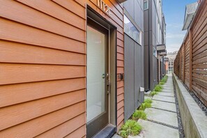 Exterior detail - Perch - Centro Guesthouse E: Cozy Townhome w/ Parking, Deck & Pet Friendly (Seattle)