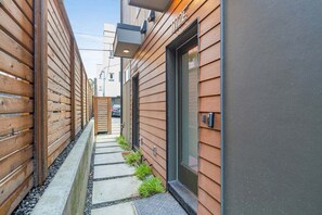 Exterior detail - Perch - Centro Guesthouse E: Cozy Townhome w/ Parking, Deck & Pet Friendly (Seattle)