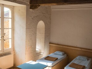 Laptop workspace, bed sheets - Auberge de Jeunesse HI Cadouin (Le Buisson-de-Cadouin)