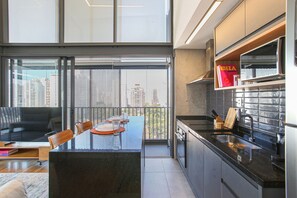 Apartment HI101 | Private kitchen | Fridge, microwave, cookware/dishes/utensils - Huma Itaim  (São Paulo)
