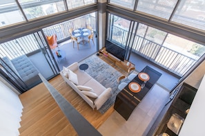 Apartment HI101 | Área de sala de estar | Televisión de 40 pulgadas con canales vía satélite