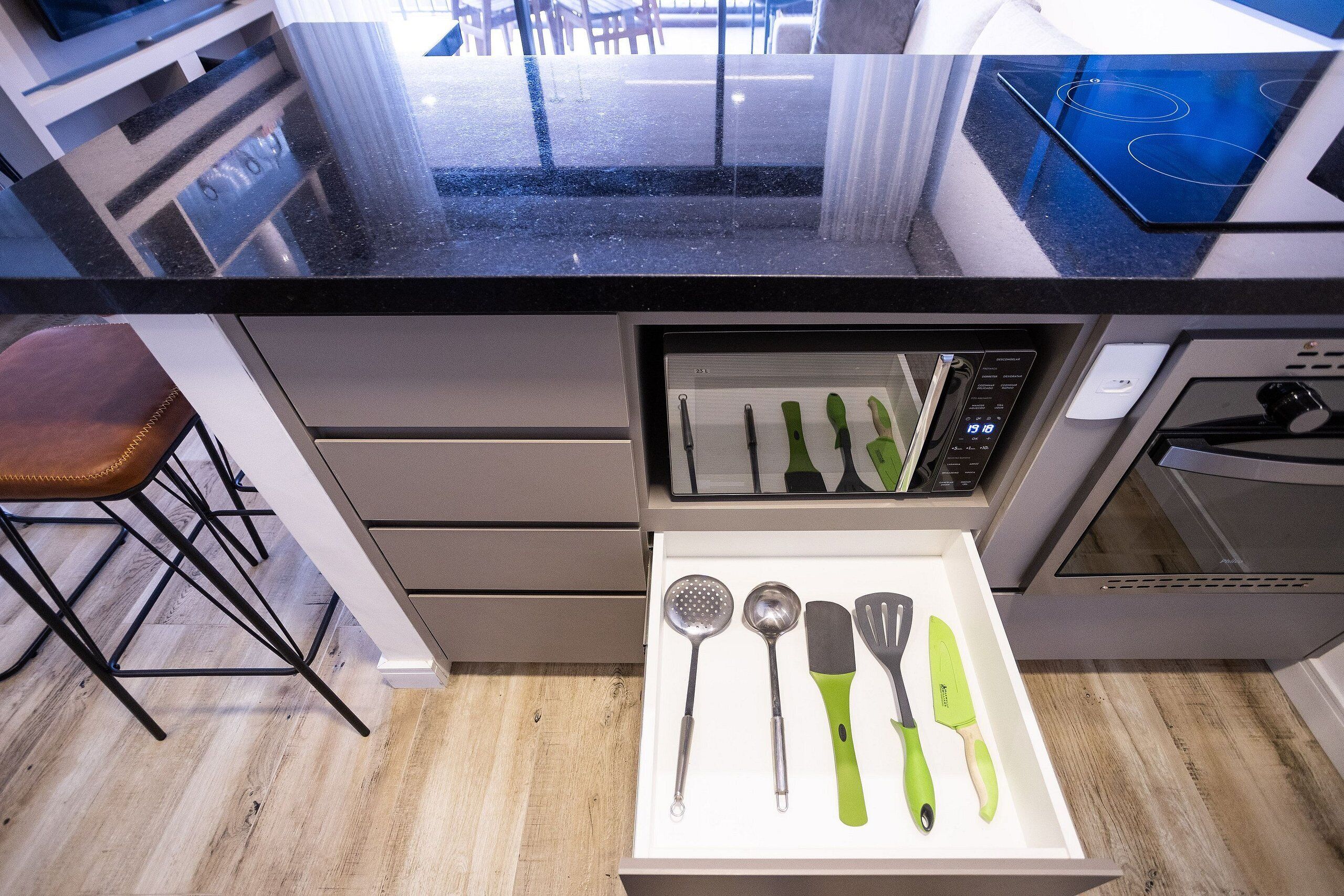 Apartamento | Cocina privada | Frigorífico, microondas y utensilios de cocina