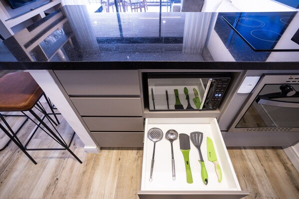 Apartment | Private kitchen | Fridge, microwave, cookware/dishes/utensils - Huma Itaim  (São Paulo)