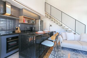 Apartment HI101 | Private kitchen | Fridge, microwave, cookware/dishes/utensils - Huma Itaim  (São Paulo)