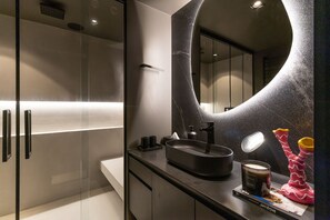 Apartment | Bathroom | Shower, towels, toilet paper - Huma Itaim  (São Paulo)