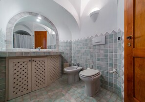 Dusche, Haartrockner, Bidet, Handtücher