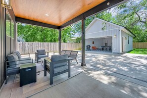 Outdoor dining - Golf Simulator | Hot Tub | Game Room | Pool Table (Lexington)