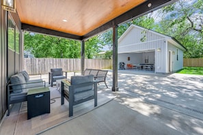 Outdoor dining - Golf Simulator | Hot Tub | Game Room | Pool Table (Lexington)