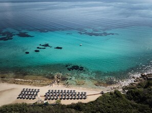 På stranden og strandbar