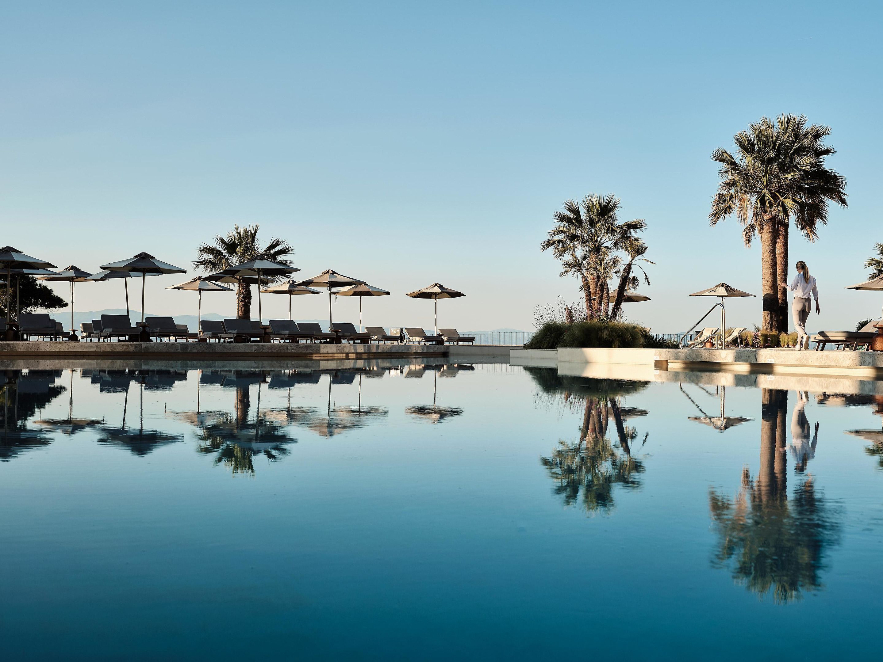 季节性开放的室外游泳池，池畔遮阳伞，日光浴躺椅